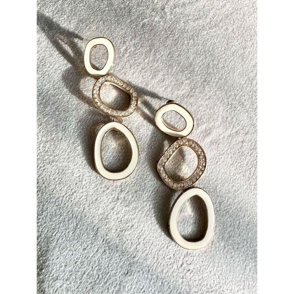 White and gold color mod style earrings - Picture 2 of 2